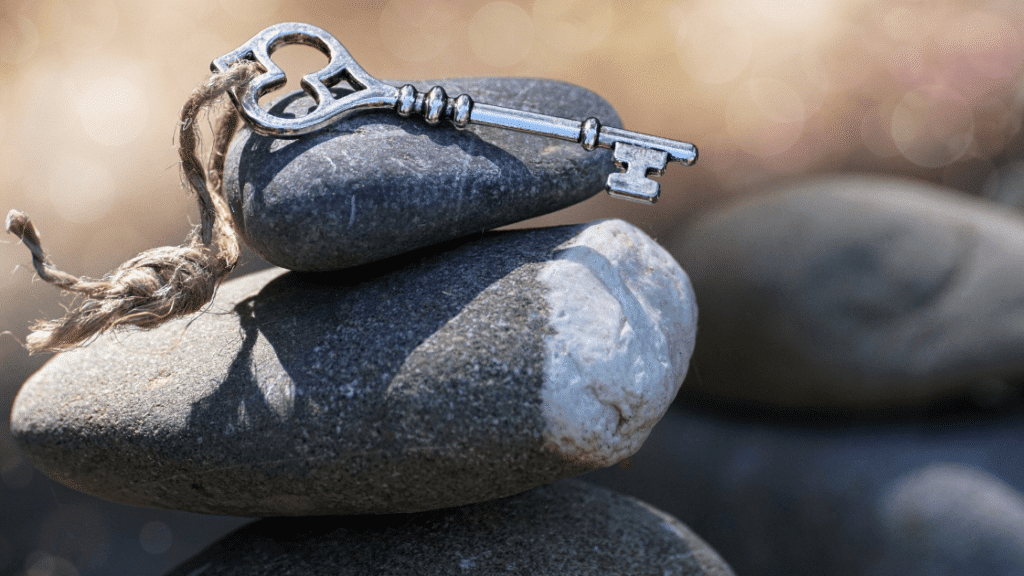 nyckel på stenar