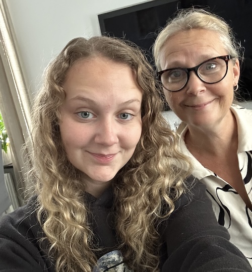 Alva och Linda som skapar en komplett webbutbildning till dig